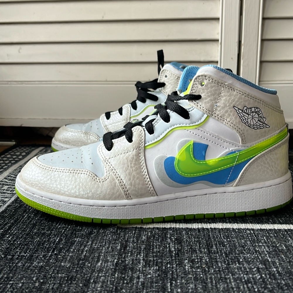 Air Jordan 1 Mid SE GS Warped Swoosh Sneakers 6.5Y / Women’s 8